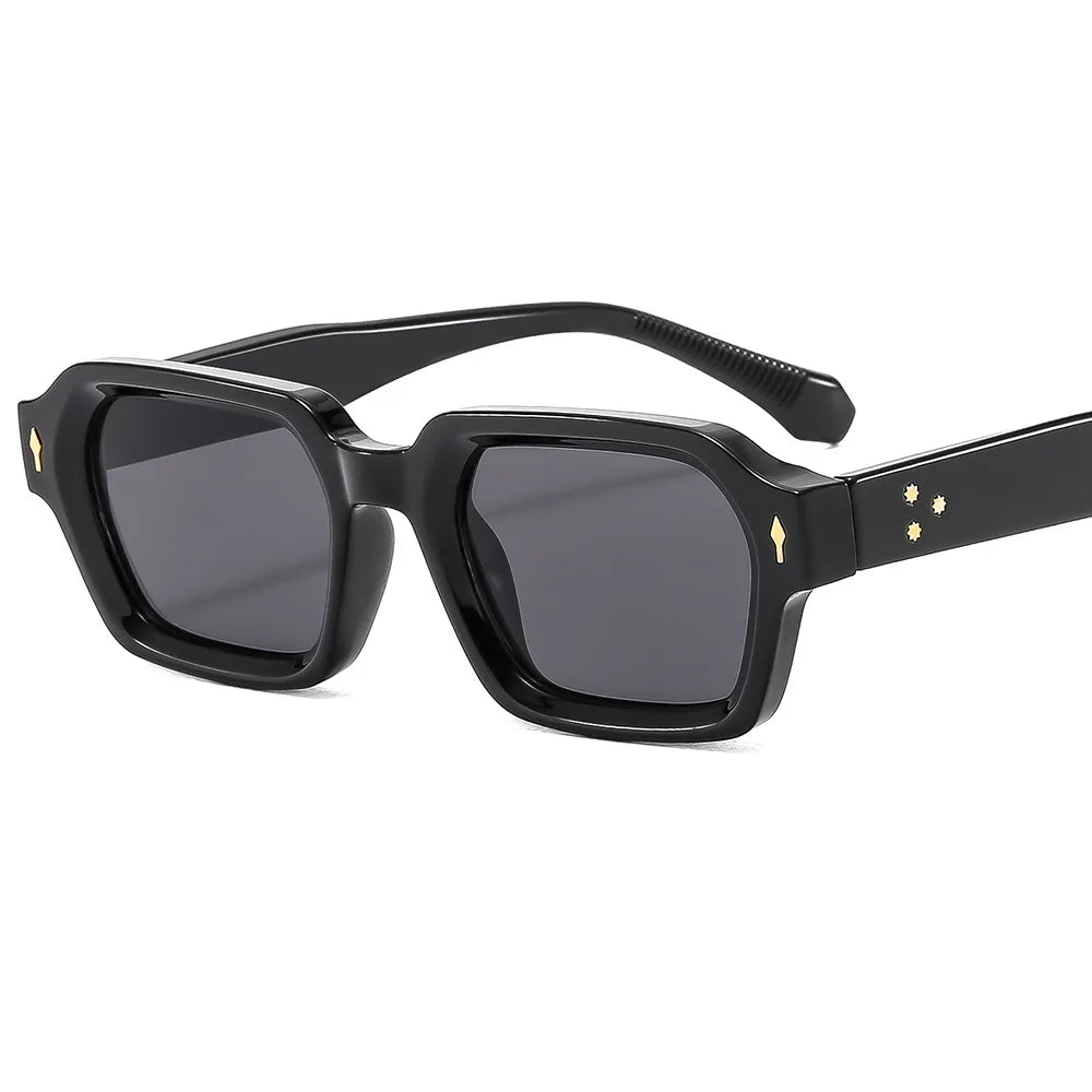 Lunettes de soleil Glassy Mood noires avec monture carrée et détails dorés élégants