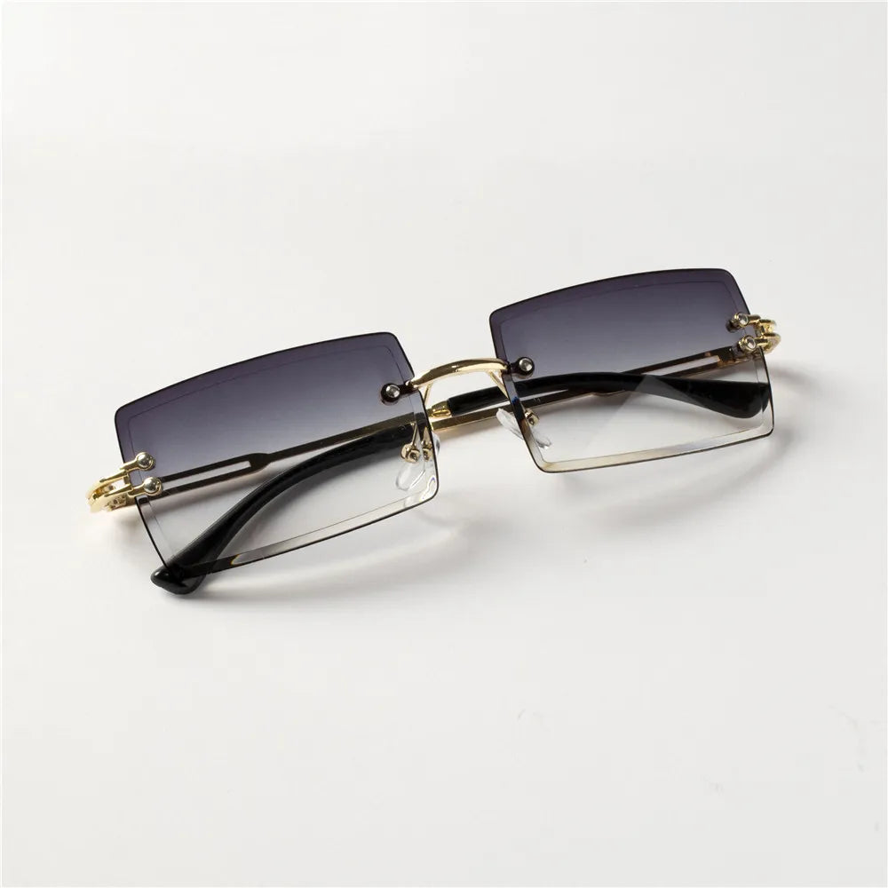 Lunettes de soleil tendance Berlin avec monture dorée et verres dégradés noirs Glassy Mood