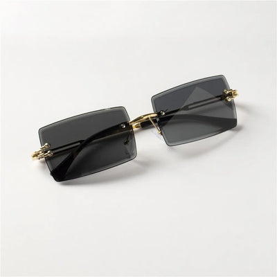 Lunettes de soleil tendance Berlin style rectangulaire avec verres sombres et monture dorée élégante